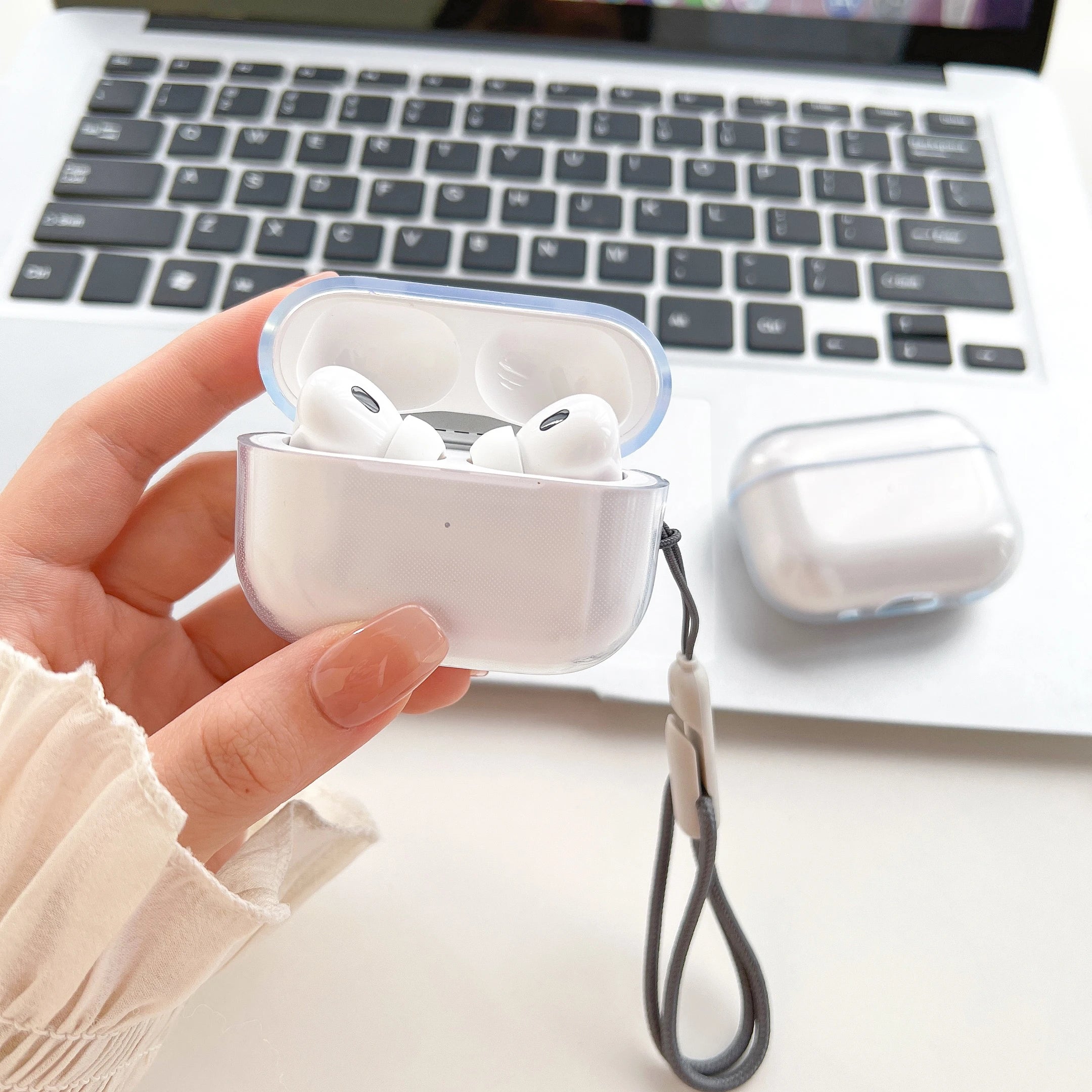 📱🛡️ Clear Shockproof AirPods Case with Lanyard – כיסוי מגן שקוף לאיירפודס עם רצועה

שמור על האיירפודס שלך מוגנים ובסטייל – בלי לוותר על מראה נקי ויוקרתי ✨