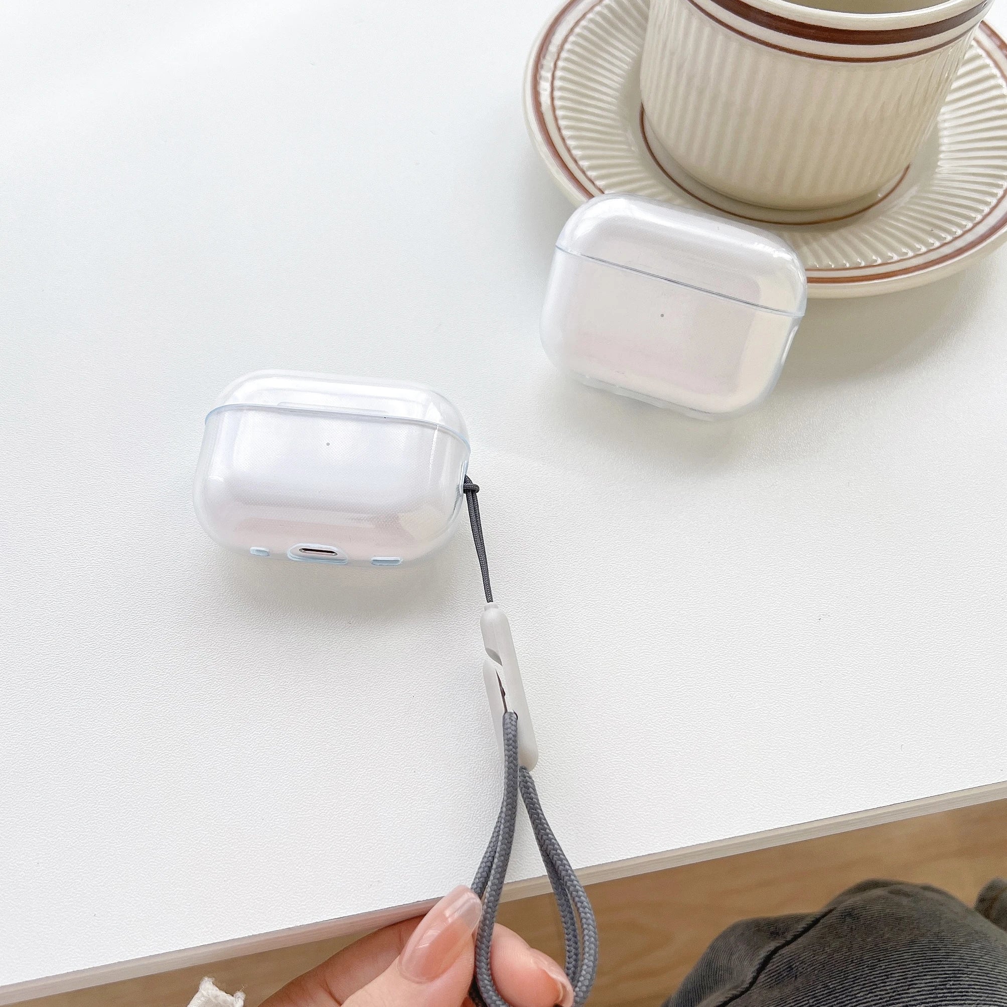 📱🛡️ Clear Shockproof AirPods Case with Lanyard – כיסוי מגן שקוף לאיירפודס עם רצועה

שמור על האיירפודס שלך מוגנים ובסטייל – בלי לוותר על מראה נקי ויוקרתי ✨
